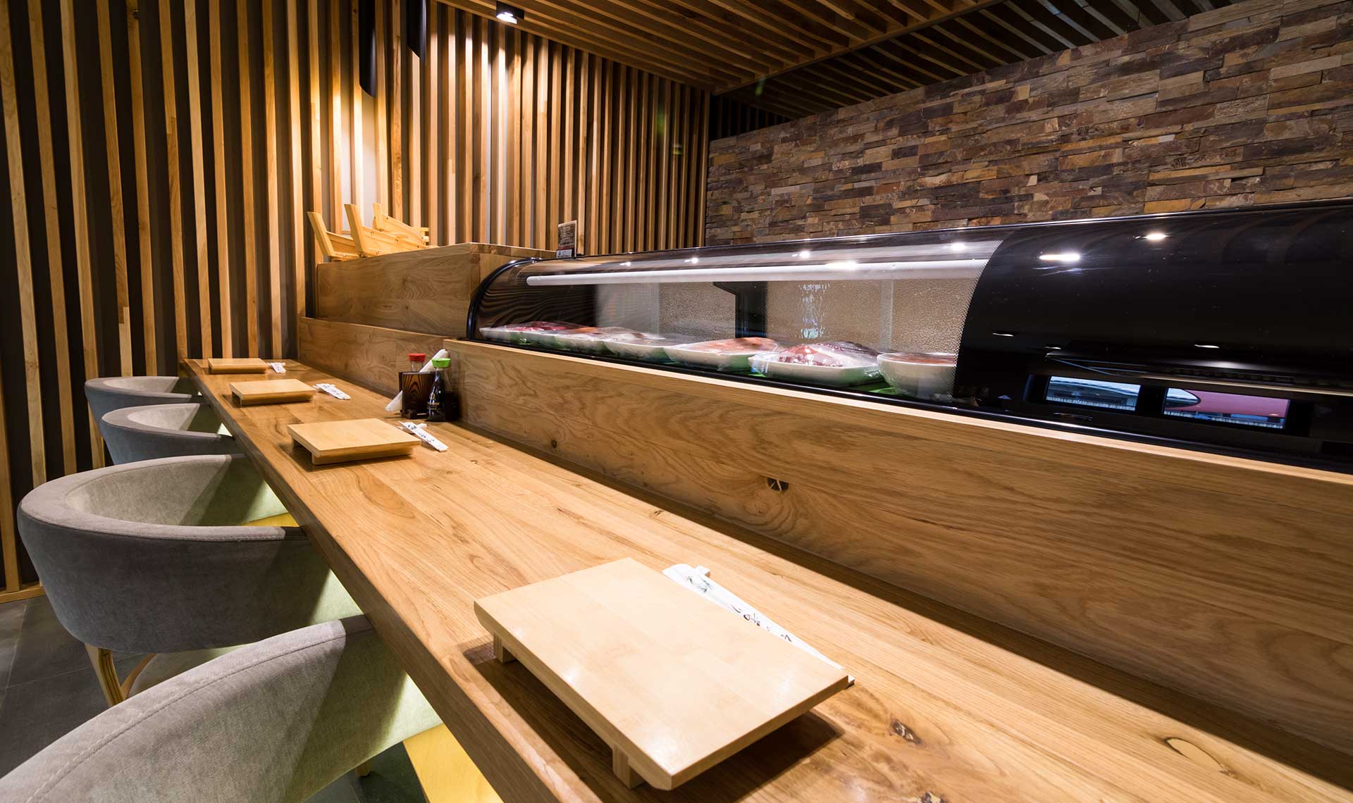 interior del bar en Gold Sushi Castellon
